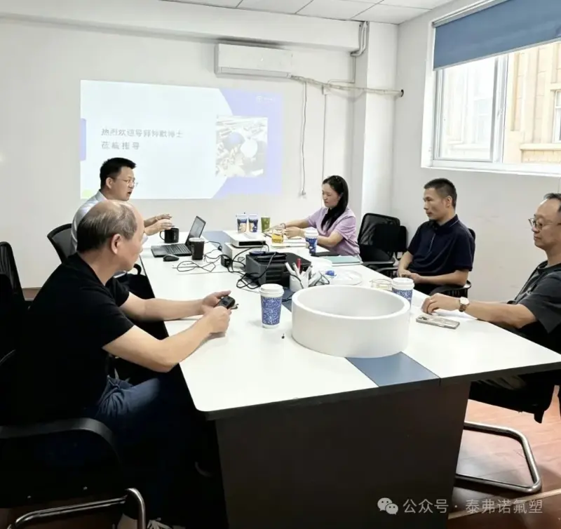 Dr. Zhong Mo, ex-diretor administrativo da Bosch Rexroth China, visita Taifno